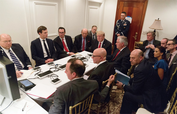 도널드 트럼프 미국 대통령과 핵심 각료들이 지난 4월 6일 밤(현지시각) 플로리다주 마라라고 리조트에 마련한 임시상황실에서 시리아 공습 작전에 대해 논의하고 있다. ⓒphoto 연합