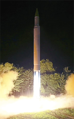 북한이 지난 7월 28일 밤 실시한 대륙간탄도미사일급 ‘화성-14형’ 미사일 2차 시험발사 모습. ⓒphoto 조선중앙통신