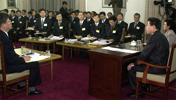 노무현 대통령이 2003년 3월 9일 ‘평검사와의 대화’에서 인사를 통한 검찰 개혁의 필요성을 설명하고 있다. ⓒphoto 임현찬 조선일보 기자