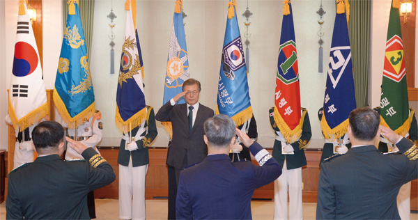 문재인 대통령이 지난 8월 9일 오전 군 장성 진급 및 보직 신고식이 열린 청와대 충무실에서 진급자들의 경례를 받고 있다. ⓒphoto 뉴시스
