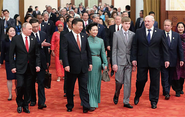 일대일로 정상회의에 참석한 시진핑 중국 국가주석과 영부인 펑리위안 여사(가운데).