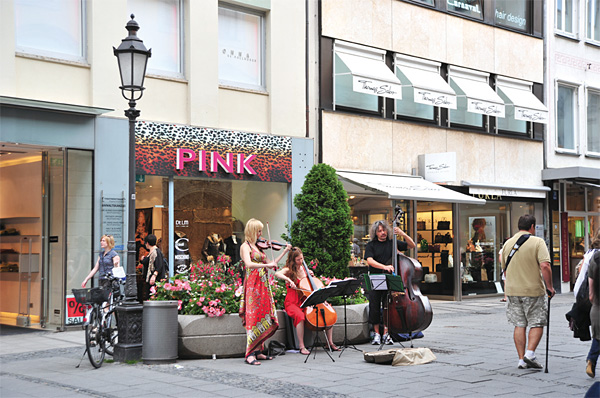 뮌헨의 마리엔광장 근처에서 음악을 연주하는 아티스트들. ⓒphoto 이승원
