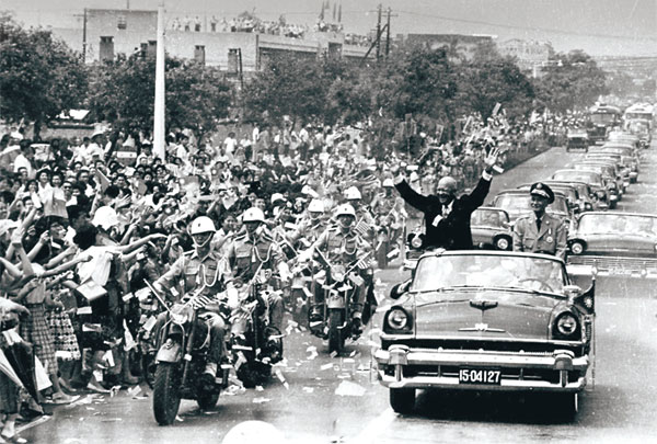 1960년 6월 대만을 방문한 아이젠하워 미국 대통령이 장제스 총통과 함께 타이베이에서 카퍼레이드를 벌이고 있다.