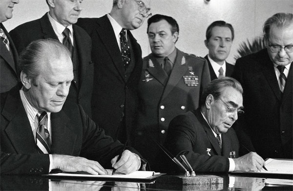 포드 미국 대통령(왼쪽)과 브레즈네프 소련 공산당 서기장이 1974년 SALT Ⅱ에 서명하는 모습. ⓒphoto 포드재단