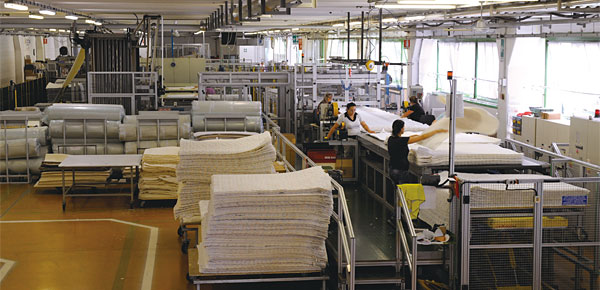 이메텍 본사 공장에서 근로자들이 전기요를 제작하고 있다. OEM 없이 제품을 100% 이탈리아 현지에서 제작한다. ⓒphoto 이메텍