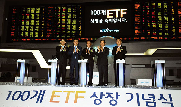 2011년 7월 한국거래소에서 열렸던 ETF 100개 상장 기념식 모습. ⓒphoto 뉴시스