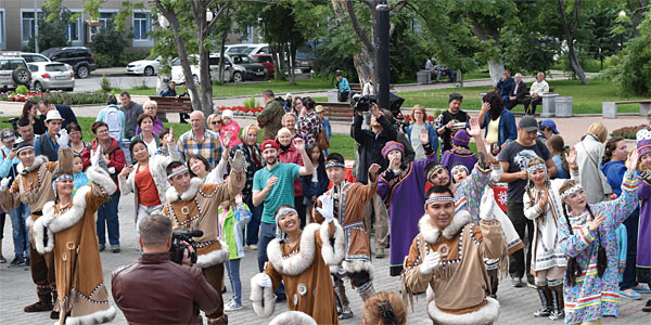 지난 8월 11일 아이누족 등 러시아 원주민들이 유즈노사할린스크 시내 광장에서 전통춤을 선보이고 있다.