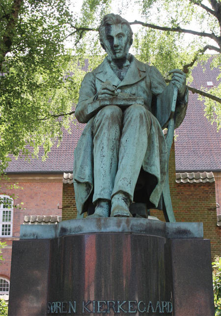 덴마크 사상가인 키에르케고르의 동상.