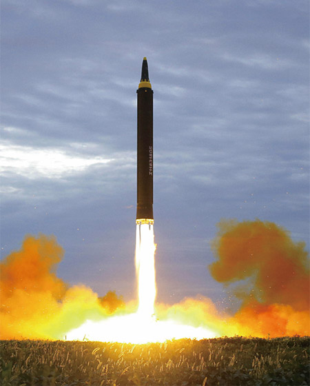 조선중앙통신이 지난 8월 30일 보도한 북한의 화성-12형 발사 장면. ⓒphoto 연합