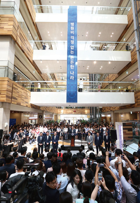 문재인 대통령이 지난 8월 9일 서울 서초구 성모병원에서 건강보험 보장 강화정책을 발표하고 있다. ⓒphoto 뉴시스