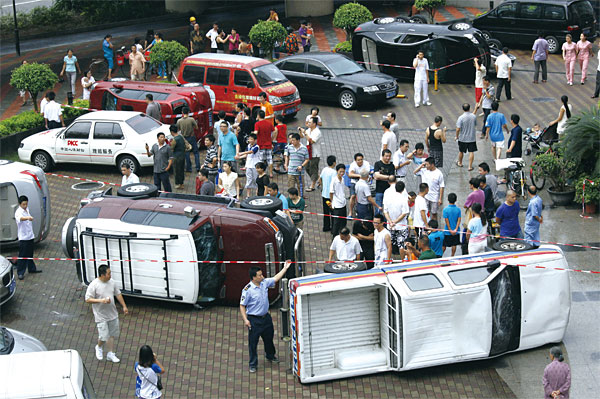 2012년 9월 중국 광둥성 선전의 한 주차장에 일본 차들이 뒤집혀 있다. 센카쿠열도 국유화에 대한 항의로 반일시위대가 뒤엎은 차량들이다. ⓒphoto AP·뉴시스