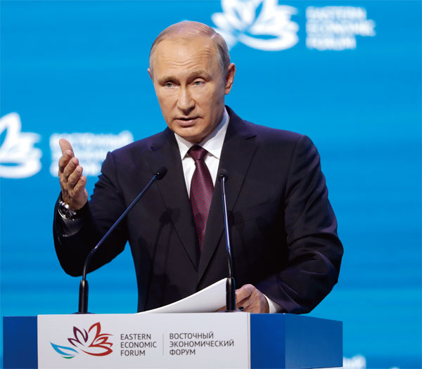 푸틴 대통령이 지난 9월 7일 블라디보스토크에서 열린 동방경제포럼에서 ‘러시아   극동- 새로운 현실 창조’란 제목으로 연설하고 있다. ⓒphoto 뉴시스