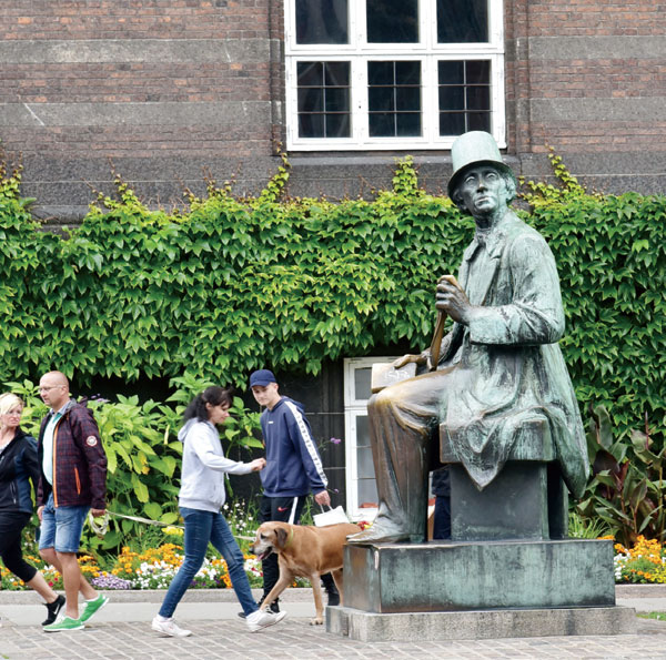 코펜하겐 거리의 안데르센 동상. ⓒphoto 이승원
