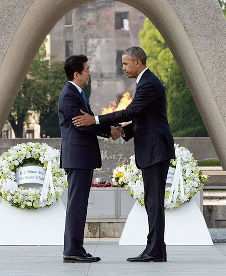 지난해 5월 아베 일본 총리가 히로시마 원폭 희생자 추모비 앞에서 오바마 미국 대통령과 악수하고 있다. ⓒphoto 백악관