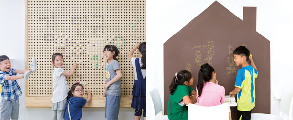 광주 어룡초등학교 학생들이 공간 프로젝트로 만들어진 공간에서 놀고 있다.(왼쪽) 복도 벽에도 페인트 칠판을 만들었다. ⓒphoto 스쿼드