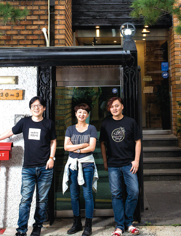 소프트웨어 개발 스타트업을 하다 새로운 주택 실험을 하고 있는 김흥주 소장, 김호선 대표, 홍승환 팀장(왼쪽부터).
