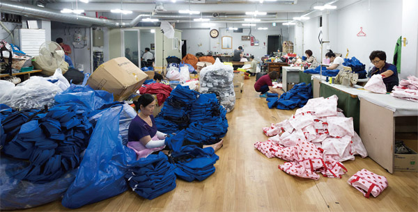 서울 양천구 신월동에 있는 박진호씨의 가방봉제공장. 20년 이상의 경력을 가진 숙련공들이 1일 수백 개의 가방을 만든다. ⓒphoto 임영근 영상미디어 기자