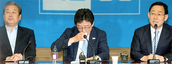 자유한국당과 통합을 추진해온 김무성 의원(왼쪽)과 주호영 원내대표 사이에서 ‘자강론자’인 유승민 의원이 물을 마시고 있다. ⓒphoto 뉴시스