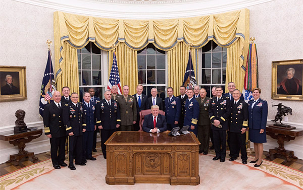 지난 10월 5일 트럼프 미국 대통령과 군 수뇌부들이 백악관에서 기념촬영을 하고 있다. ⓒphoto 백악관