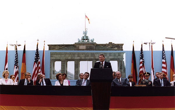 1987년 6월 레이건 전 미국 대통령이 베를린 브란덴부르크 문 앞에서 연설하고 있다. ⓒphoto 레이건도서관