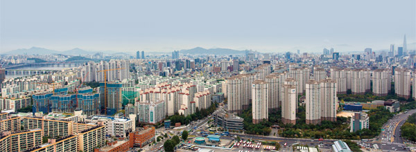 서울 서초구 반포 자이 아파트(오른쪽)와 재건축을 앞둔 한신 4지구 아파트. 신축 중인 아파트는 신반포 자이다. ⓒphoto 이신영 영상미디어 기자