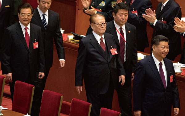19차 당대회 개막식에 입장하는 전·현직 총서기 시진핑, 장쩌민, 후진타오(오른쪽부터). ⓒphoto AP·연합