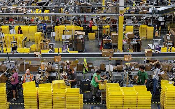 미국 테네시주 차타누가의 물류센터에서 아마존 직원들이 판매 의뢰가 들어온 배송 상품들을 분류하고 있다. ⓒphoto 뉴시스