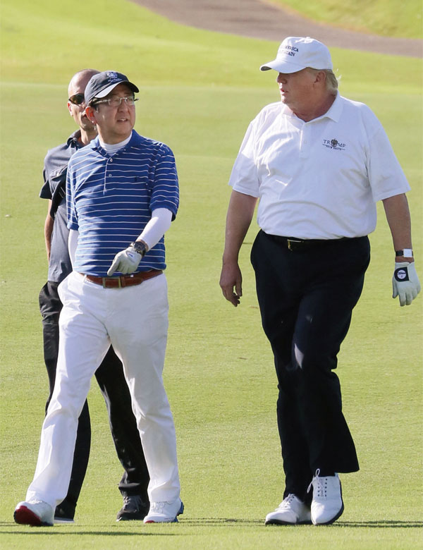 트럼프 미국 대통령과 아베 일본 총리가 마라라고 리조트 골프 코스를 함께 걷고 있다. ⓒphoto 일본 총리실