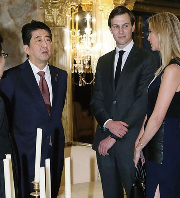 아베 총리와 대화를 나누고 있는 트럼프 대통령의 맏딸 이방카와 남편 쿠슈너. ⓒphoto 일본 총리실