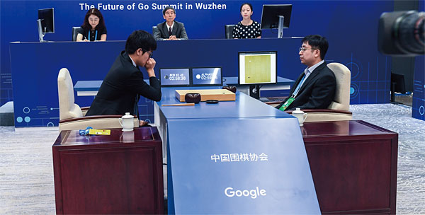 지난 5월 23일 중국의 커제 9단(왼쪽)이 구글의 인공지능 알파고 마스터와 대국하고 있다. 커제 9단은 알파고와 3번 맞붙어 모두 졌다. ⓒphoto 뉴시스