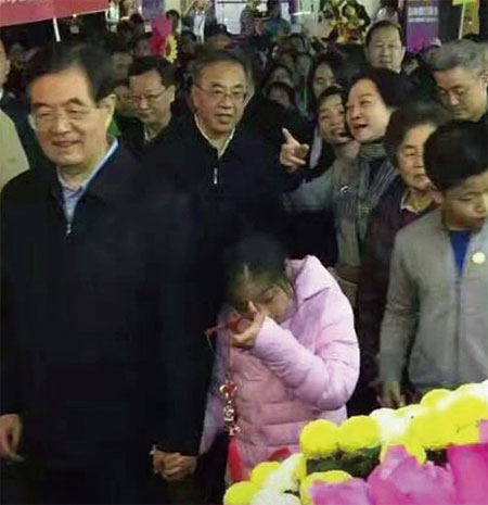 지난 1월 춘절 때 광저우 꽃시장에 등장한 후진타오 전 총서기(왼쪽)와 후춘화 당시 광둥성 서기. ⓒphoto 웨이신