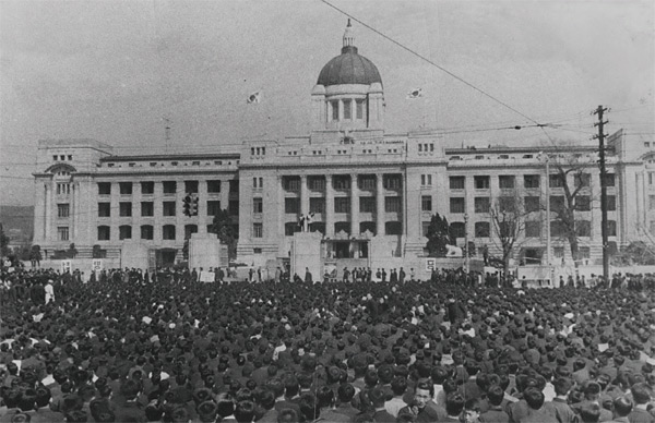 1964년 서울 중앙청 앞에 모여든 한·일 국교정상화 반대시위대. ⓒphoto 조선일보