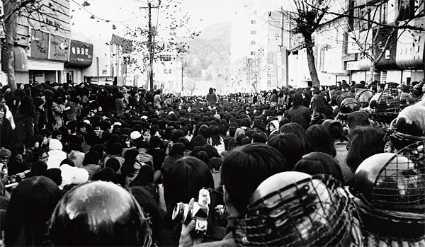 1972년 ‘10월 유신’ 선포 후 대학생들의 유신 반대 시위가 격렬해졌다. 사진은 1973년 10월 2일 서울 서대문 이화여대 입구에서 있었던 시위 모습. ⓒphoto 조선일보
