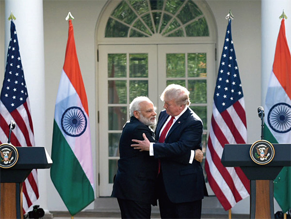 트럼프 미국 대통령(오른쪽)과 모디 인도 총리가 서로 포옹하고 있다. ⓒphoto 인도 총리실