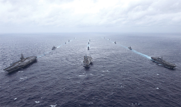 미국·인도·일본(왼쪽부터) 군함들이 인도양에서 연합 해상 군사훈련을 실시하고 있다. ⓒphoto 미해군