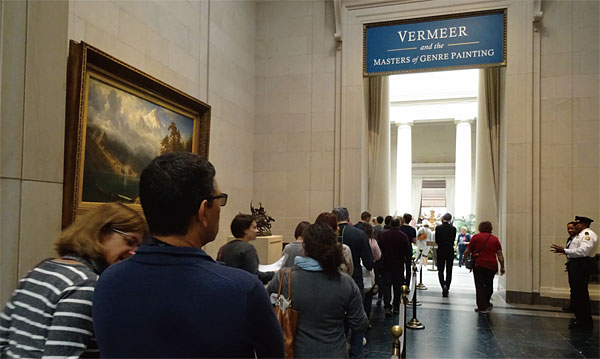 지난 10월 22일부터 워싱턴국립예술관에서 열리고 있는 ‘베르메르와 장르 페인팅의 대가들’ 전시회를 찾은 인파.