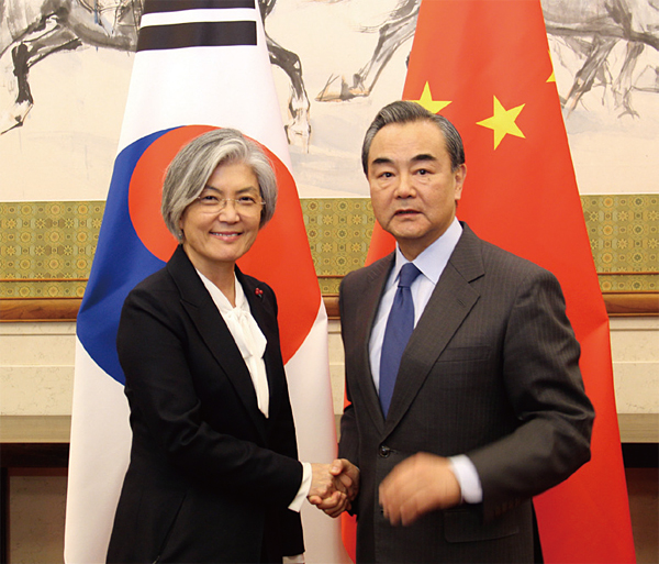 강경화 외교부 장관과 왕이 중국 외교부장(오른쪽) ⓒphoto 연합