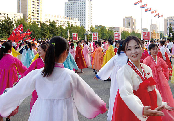 평양체육관 광장에서 열린 무도회에서 춤을 추는 북한 청년들. 최근 탈북한 청년들은 “북한 청년들이 북한 노래보다 한국 노래를 더 선호한다”고 말했다. ⓒphoto 연합