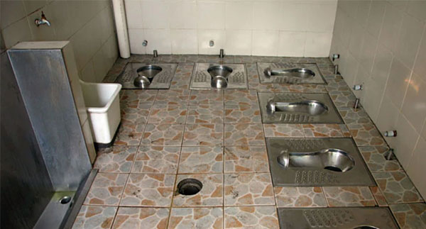 중국 공중 화장실. 재래식 변기 사이에 칸막이가 전혀 없다. ⓒphoto 연합
