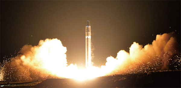 11월 29일 노동신문을 통해 공개된 화성-15형 시험발사 모습. ⓒphoto 연합