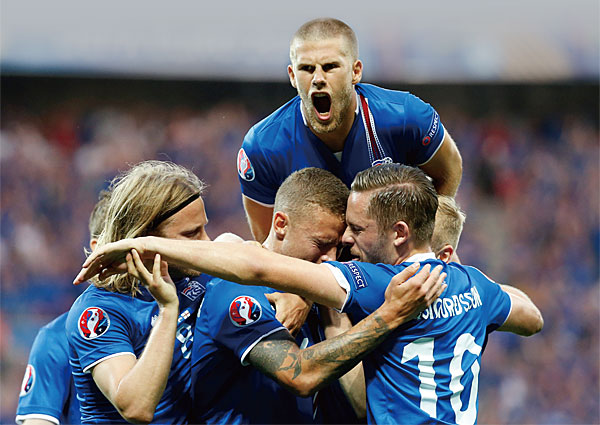 2016 유로 8강 진출에 이어 2018 월드컵 본선 진출로 주목받고 있는 아이슬란드. 지난해 6월 28일 ‘유로 2016’ 16강전에서 잉글랜드에 0-1로 뒤지던 아이슬란드 선수들이 전반 6분 동점골을 넣은 후 뒤엉켜 기뻐하는 모습. ⓒphoto 연합