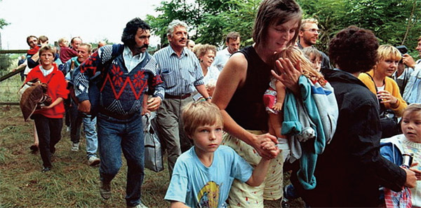 1989년 동독 난민들이 헝가리 정부의 결정으로 오스트리아 국경을 넘고 있다. ⓒphoto 슈피겔