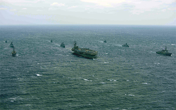 지난 10월 18일 동해에서 열린 한·미 해군 연합훈련. 가운데 가장 큰 함정이 미 해군 원자력 추진 항공모함인 로널드레이건함이다. ⓒphoto 뉴시스