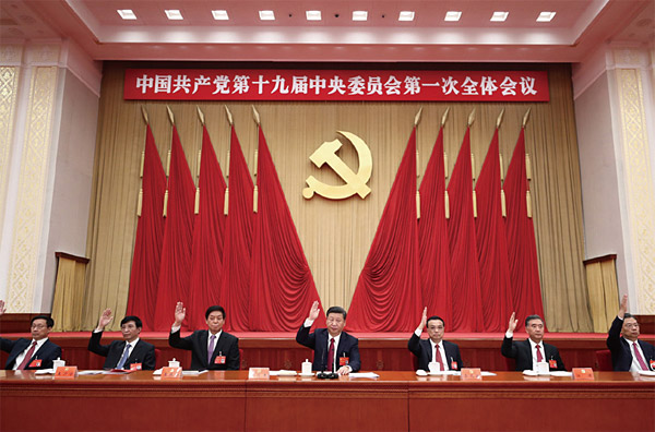 지난 10월 25일 열린 중국공산당 19차 당대회 1중전회에서 시진핑 총서기(가운데) 등 7명의 정치국 상무위원들이 손을 들어 투표하고 있다. ⓒphoto 뉴시스