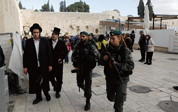 지난 12월 7일 이스라엘 군인들이 예루살렘 구시가지 통곡의 벽 주변을 순찰하고 있다. ⓒphoto 로이터·연합