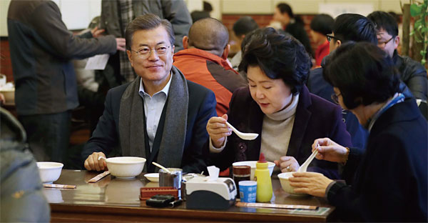 문재인 대통령과 부인 김정숙 여사가 중국을 국빈방문 중이던 지난 12월 14일, 숙소인 베이징 조어대 인근의 한 현지 식당에서 아침식사를 하고 있다. ⓒphoto 뉴시스