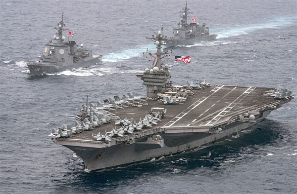 미국 핵항공모함 칼빈슨호가 일본 해상자위대 구축함 2척과 합동훈련을 하고 있다. ⓒphoto 미해군사이트