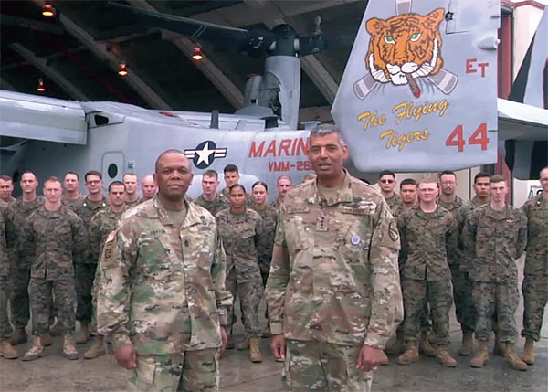 브룩스 주한미군 사령관(오른쪽)이 지난 11월 15일 오키나와 해병기지를 방문해 기념촬영을 하고 있다. ⓒphoto 미해병대