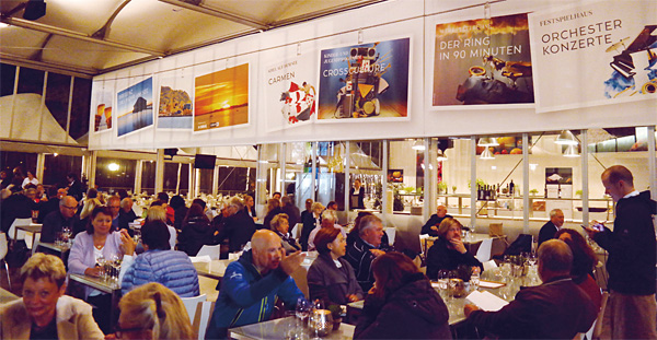 브레겐츠 호수극장 안뜰에 펼쳐진 간이카페는 공연이 끝난 뒤 밤늦도록 와인잔을 기울이는 관객들로 축제의 흥분이 이어진다.