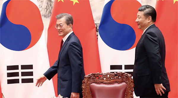 문재인 대통령(왼쪽)과 시진핑 중국 국가주석이 지난 12월 14일 오후 베이징 인민대회당 서대청에서 열린 MOU 서명식을 마치고 퇴장하고 있다. ⓒphoto 연합